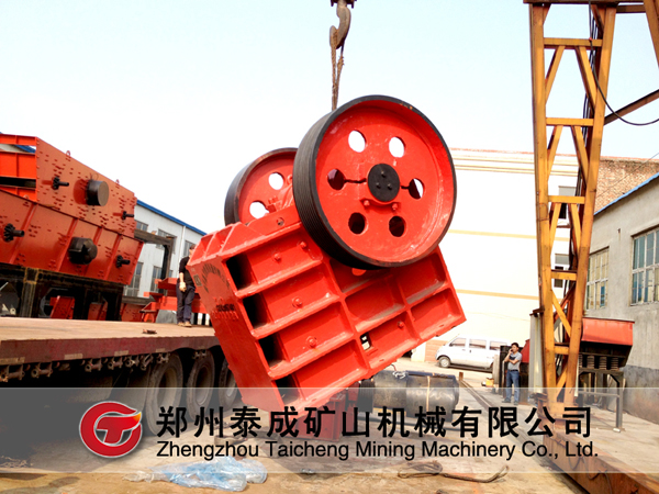 顎式破碎機(jī)正在裝車(chē)
